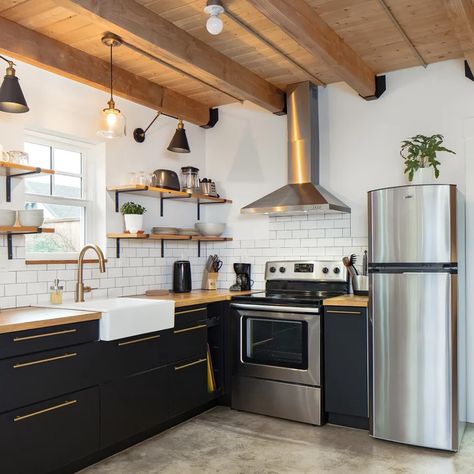 Farmhouse Kitchen With Black Cabinets, Kitchen With No Island, No Upper Cabinets Kitchen, Kitchen With No Upper Cabinets, Kitchen No Upper Cabinets, Kitchen With Black Cabinets, L Shape Kitchen Design, Small L Shaped Kitchens, Small Kitchen Ideas Layout