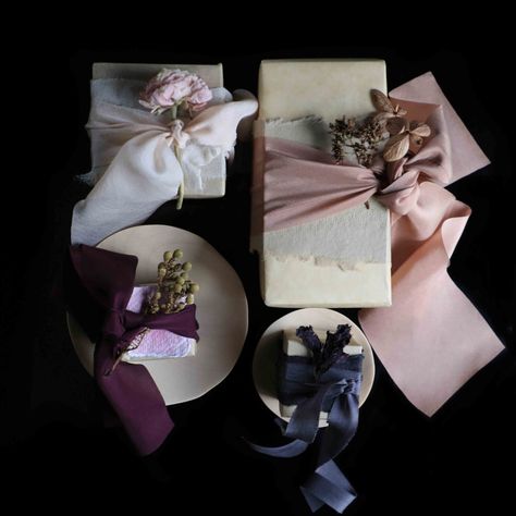 gift wrapping ideas. Silk & Willow silk ribbon. Chiffon Ribbon Gift Wrap, Lux Gifts, Gift Wrapping Tutorial, Elegant Gift Wrapping, Feminine Gifts, Gift Wrapping Techniques, Wedding Chocolate, Gift Wrapping Inspiration, Gift Wrapping Ideas