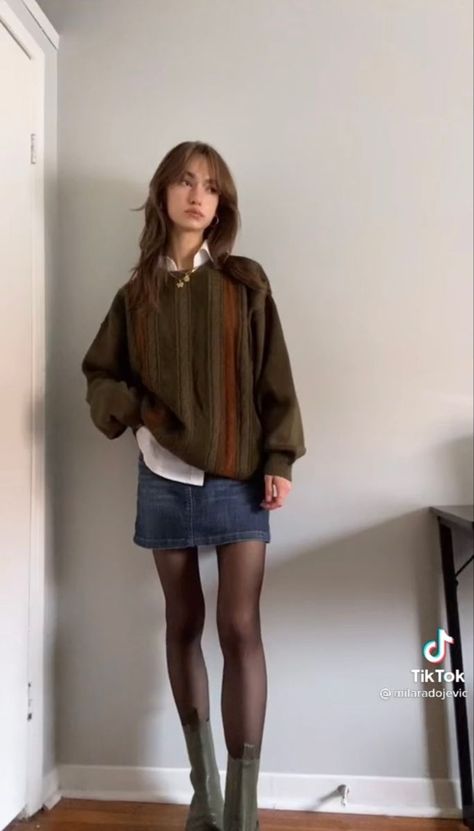 90s Fashion Autumn, 90s Rom Com Aesthetic Outfits, Winter Layering Outfits Aesthetic, Fall Outfits Thrift, Fall 90s Outfits, 90s Autumn Fashion, German Fashion Women, Layered Clothes Aesthetic, 90s Fall Aesthetic