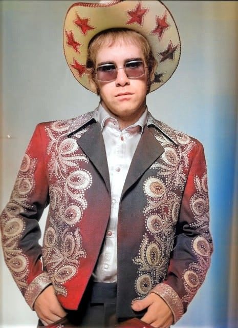 Elton John Cowboy, 80s Cowboy, 70s Cowboy, Western Glam, Western Trend, Western Suits, Gothic Glam, Western Outfits Men, Drag King