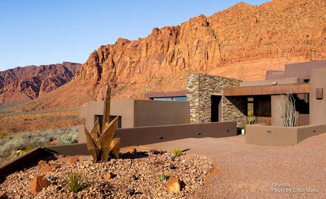 A unique community of modern green homes hug the desert floor in Utah Desert Modern House, Southwestern Homes, Southwest Architecture, Modern Desert Home, Southwest Modern, Green Homes, Brutalism Architecture, Mexico House, Passive Solar Design