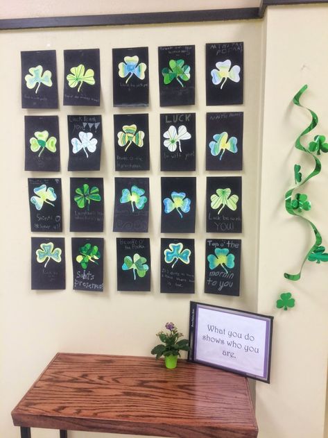 ~*~ Apples of Your Eye! ~*~: St. Patrick's Day Shamrock Art 1st Grade Crafts, Shamrock Art, Saint Patricks Day Art, St Patricks Day Cards, March Activities, Cubism Art, Green Clover, Kids Art Class, Group Art