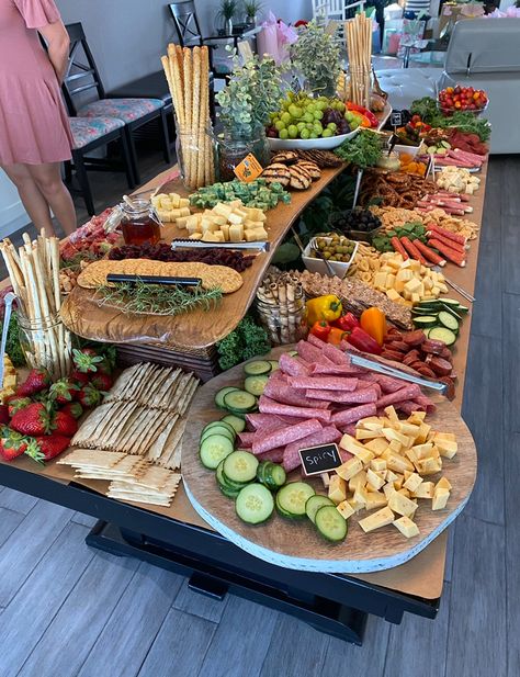 Charcuterie Board Meats, Party Food Buffet, A Charcuterie Board, Charcuterie Inspiration, Party Food Platters, Charcuterie And Cheese Board, Charcuterie Recipes, Grazing Tables, Food Displays