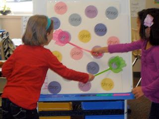 "Slap the Word" - say a word from the board. The two students have flyswatters to slap the word. The student who slaps the correct word first wins. Word Ideas, Teaching Sight Words, Spelling Games, Sight Words Kindergarten, Sight Word Activities, Sight Word Games, Teaching Literacy, Reading Classroom, Kindergarten Literacy