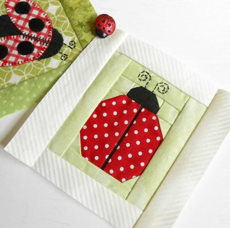 Ladybug Quilt Patterns, Ladybug Quilt, Colchas Quilting, Mug Rug Patterns, Spring Quilts, Pola Kristik, Animal Quilts, Patchwork Quilt Patterns, Quilt Block Tutorial