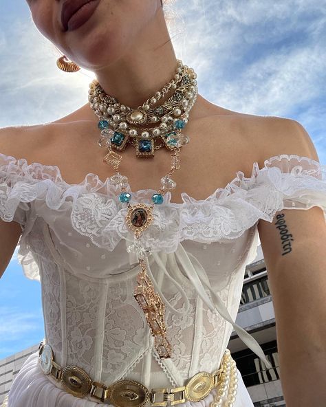 Maximalist accessorizing with Pearl necklaces. Baroque romantic white lace styling. Benulus Fashion, Baroque Aesthetic Fashion, Grunge Alt Aesthetic, Maximalist Outfit, Pearl Outfit, Rococo Aesthetic, Preppy Old Money, Baroque Jewelry, Modern Baroque