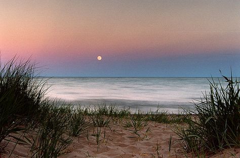 Sturgeon Bay - Lake Michigan - The best beach in Michigan! Waning Bay Michigan, Sturgeon Bay Wisconsin, Lake Michigan Beaches, Michigan Art, Roots And Wings, Sturgeon Bay, Sand Surfing, Funny Story, Awesome Pictures