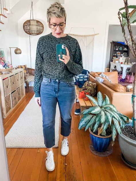 Outfit Ideas: Nail Mom Jeans Style With These Shoes & Boots | The Mom Edit Mom Jeans Style, Jeans With Heels, Boots Western, Jeans Fabric, Western Booties, Style Challenge, Cropped Flares, Crop Shirt, Cropped Sweater