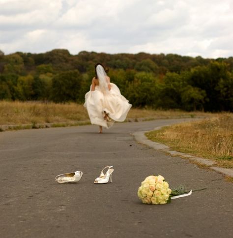 Fear Of Commitment, Runaway Bride, Bride Photoshoot, Before Marriage, Girl Running, Walking Down The Aisle, Wedding Humor, Character Aesthetic, Perfect Wedding