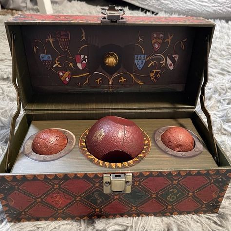 Harry Potter Collectible Quidditch Set Harry Potter Trunk, The Golden Snitch, Golden Snitch, Harry Potter Collection, Warner Bros, Painting & Drawing, The Golden, Cool Stuff, Harry Potter