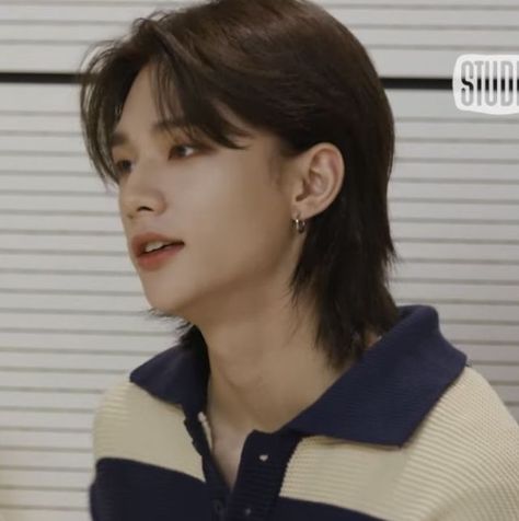 Hwang Hyunjin Brown Hair, Kpop Mullet Haircut, Hairstyle For Boys With Long Hair, Hyunjin Mullet Hair, Kpop Mullet Hairstyle, Hyunjin Hairstyle Mullet, Mullet Haircut Korean, K Pop Haircut, Hyunjin Haircut Tutorial