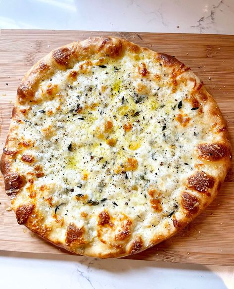 Four Cheese Pizza and Nomadland » Djalali Cooks Quattro Formaggi Pizza Aesthetic Wallpaper, Wallpaper Pizza, Blue Cheese Pizza, Four Cheese Pizza, Pizza Casserole Recipe, Cheese Pizza Recipe, Pizza Tattoo, Parmesan Pizza, Pizza Roll Up