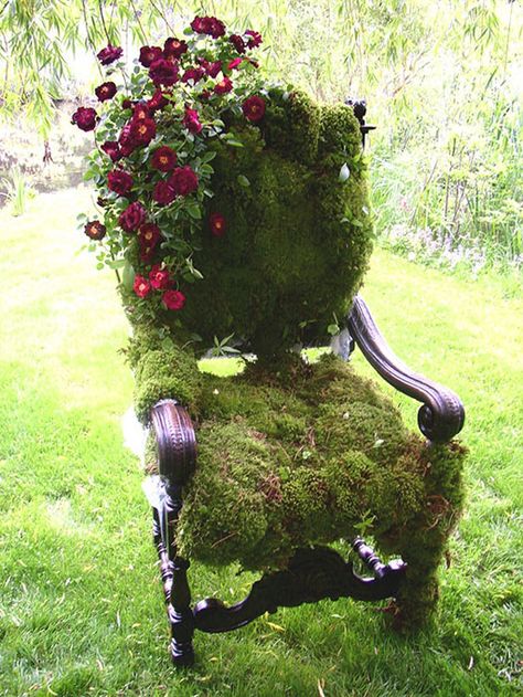 DIY moss covered chair for your garden Funny Vine, Chair Planter, نباتات منزلية, Moss Garden, Old Chair, Have Inspiration, The Secret Garden, Deco Floral, Garden Cottage