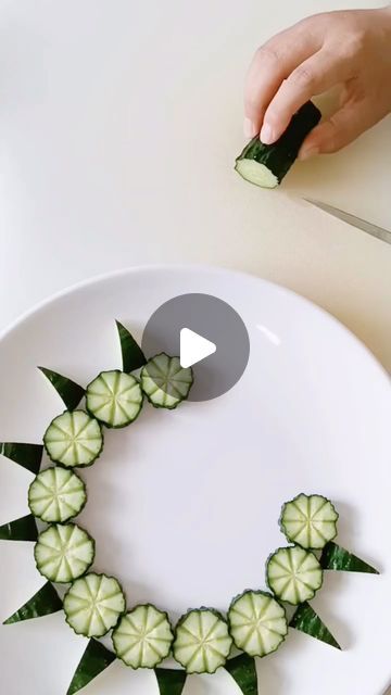 Salad Garnish Ideas, Garnishing Ideas, Salad Decoration Ideas, Fancy Food Presentation, Salad Decoration, Amazing Food Platters, Veggie Art, Balloon Bouquet Diy, Vegetable Platter