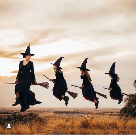 Family Halloween Photoshoot, Best Family Halloween Costumes, Creative Costume Ideas, Spooky Halloween Food, Creative Costume, Friend Groups, Witch Rituals, Three Witches, Halloween Photography