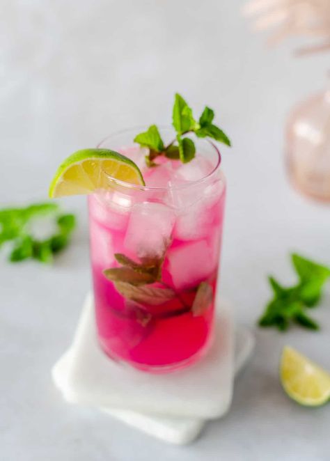 A refreshing mojito with prickly pear syrup for a pretty bright pink cocktail. Recipe on ThaiCaliente.com Prickly Pear Mojito, Prickly Pear Martini, Prickly Pear Syrup Drinks, Prickly Pear Margarita Recipe, Prickly Pear Mocktail, Prickly Pear Cocktail Recipes, Prickly Pear Drinks, Pink Batch Cocktail, Prickly Pear Wine Recipe