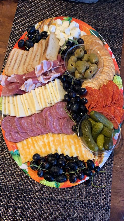 Round Meat And Cheese Platter, Cheese Cracker Tray Ideas, Cheese Cracker Grape Platter, Meat And Cheese Finger Food, Crackers Cheese Platter, Cheese Crackers Salami Platter, Meat Cheese Cracker Platter, Meat Cheese Veggie Platter, Ring Bologna And Cheese Platter