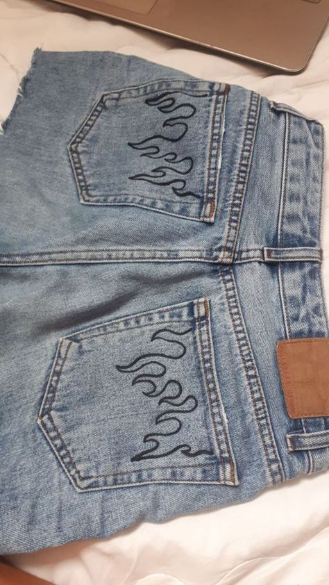 Cositas que le puedes hacer a tus jeans esta cuarentena Flame Jeans, Haft Vintage, Painting Dress, Jean Diy, Mesh Outfit, Jeans Art, Diy Outfits, Diy Sy, Jaket Denim