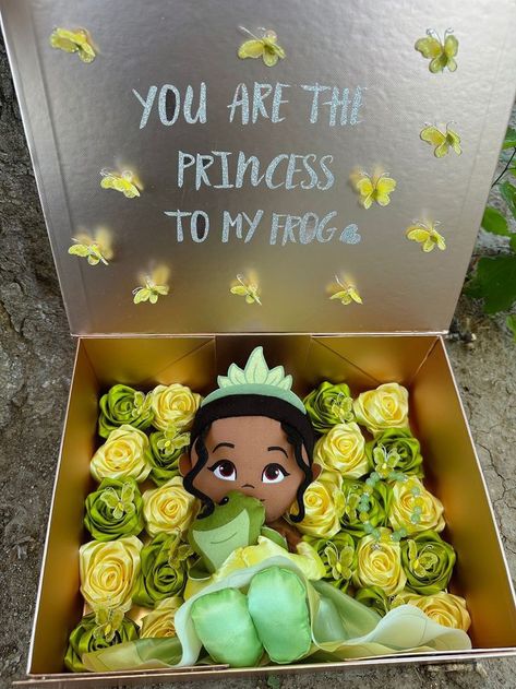 Gifts With Flowers, Ribbon Rose Bouquets, Ribbon Flowers Bouquet, Princesa Tiana, Flower Bouquet Diy, Flower Box Gift, Flower Gift Ideas, Cute Couple Gifts, Princess And The Frog