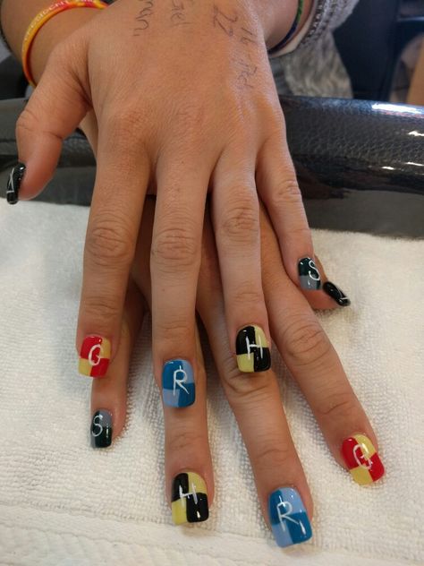 Harry Potter fan' s nail design Harry Potter Nails Gryffindor, Harry Potter Themed Nails, Harry Potter Nail Designs, Simple Harry Potter Nails, Harry Potter Nails Designs, Potter Nails, Harry Potter Nails, Harry Potter Fan, Nails Designs