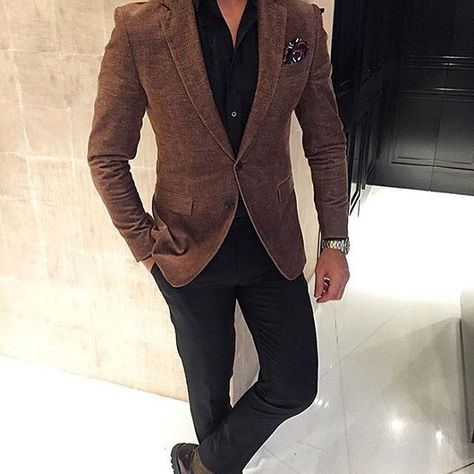 Clean, Casual, Simple. Tag a friend that would love this and follow @menwithstyle for more 👍 Brown Blazer Outfit Men, Brown Blazer Men, Brown Blazer Outfit, Dapper Outfit, Stylish Mens Suits, Formal Men Outfit, Mens Fashion Blazer, Chique Outfits, Mens Fashion Smart