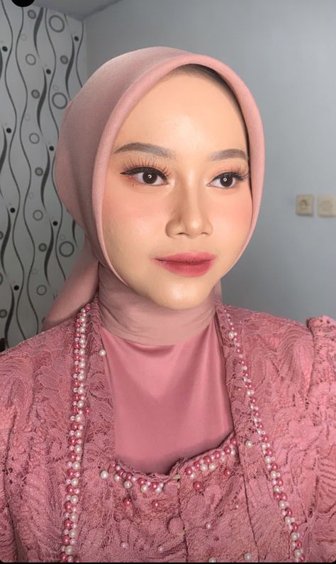 Makeup Flawless Natural, Inspirasi Make Up, Make Up Simple Natural Hijab, Make Up Lamaran Hijab, Make Up Bridesmaid Hijab, Make Up Perpisahan Sekolah, Simple Makeup Looks For Graduation, Makeup Wisuda Natural, Makeup Bridesmaid Hijab