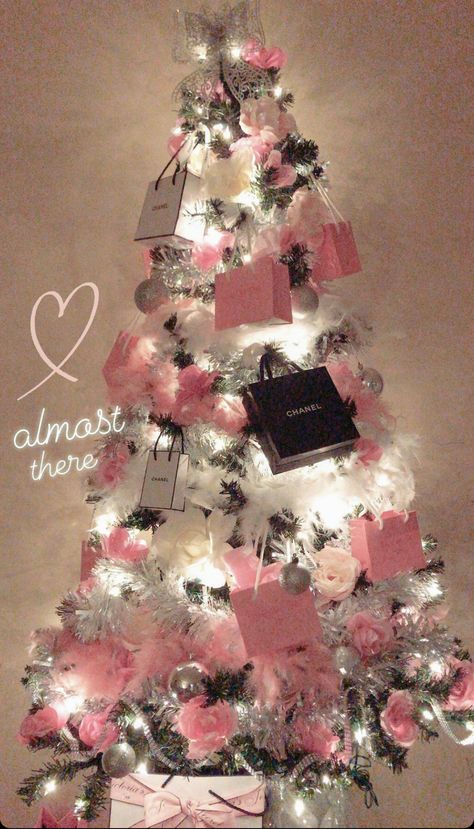 Victoria Secret Christmas Tree, Pink Christmas List, Coquette Christmas Tree, Pink Christmas Room, Girly Christmas Aesthetic, Pink Christmas Aesthetic, Christmas Decor Pink, Victoria Secret Christmas, Christmas Tree Inspo