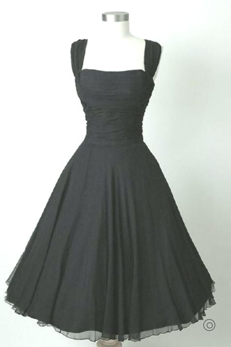 Black Dresses For School Dances, Black Elegant Dress Short Homecoming, Pretty Green Dresses Casual, Black Quince Court Dresses, Black A-line Dress, Dark Academia Homecoming Dresses, Black Damas Dresses For Quince, Pretty Black Dresses Classy, Chiffon Homecoming Dress