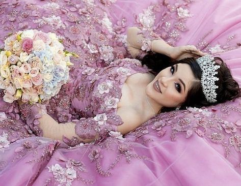 Quinceanera Entrance Photo, Quince Picture Poses, Quinceanera Photoshoot Poses, Quinceanera Picture Ideas, Quinceanera Photoshoot Ideas, Quinceanera Poses, Quince Photos, Right Wedding Dress, Quinceañera Photoshoot Ideas