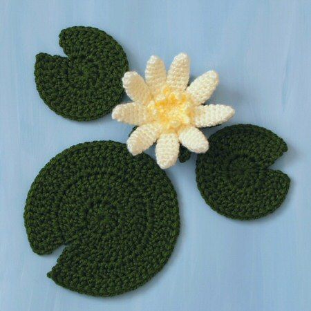 water lily crochet pattern by planetjune Water Lily Crochet, Lily Crochet Pattern, Crochet Puff Flower, Lily Pattern, Crochet Plant, Crochet Leaves, Crochet Instructions, Crochet Heart, Crochet Flower Patterns