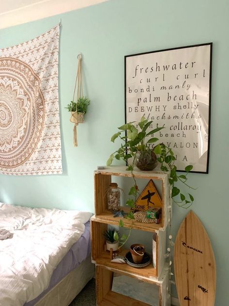 Surfing Aesthetic Bedroom, Beach Girl Room Ideas, Beach Themed Rooms Bedrooms, Boho Beach Room Aesthetic, Beach Room Theme, Beach Theme Bedroom Aesthetic, Surfer Girl Aesthetic Bedroom, Surfer Room Ideas, Hawaii Room Aesthetic