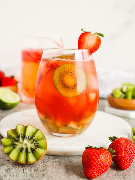 Strawberry Kiwi Hydration Mocktail - Colorful Superfoodie Strawberry Kiwi Mocktail, Kiwi Mocktail, Strawberry Mocktail, Low Glycemic Fruits, Frozen Strawberry Lemonade, Kiwi Strawberry, Natural Electrolytes, Shakes Drinks, Strawberry Slice