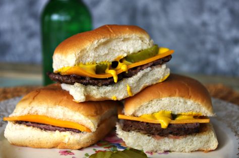 Krystal Burgers, Krystal Burger, Cheeseburger Recipes Homemade, White Castle Burgers, Teenage Friends, Easy Burger Recipe, Easy Burgers, Cheeseburger Recipe, White Castle