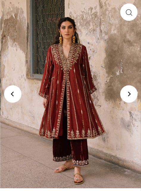 Indian Velvet Designer Suits, Indian Shaadi Outfits, Trousseau Outfits, Indian Wedding Guest Outfit Ideas, Qawwali Night, Pakistani Party Dresses, Night Outfit Casual, Velvet Pakistani Dress, Red Velvet Suit