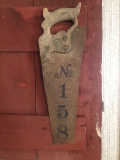 Repurposed saw with house numbers! Saw Blades Repurposed, Wood Address Sign Outdoor, Repurposed Items Upcycling, House Number Ideas, Unique House Numbers, Workshop Organization, Repurposed Items, Old Tools, Christmas Gift For Dad