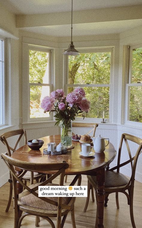 Midwest Interior Design, Dining Room Off Living Room, Nancy Meyers Aesthetic Dining Room, Nancy Meyers Dining Table, Hamptons House Decor, Dining Room Aesthetic Cozy, Nancy Meyers Dining Room Aesthetic, Nancy Meyers Home Decor, Nancy Meyers Core