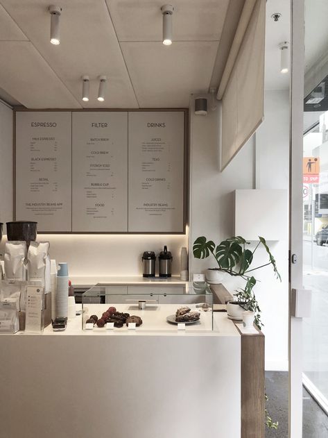 Minimalist Coffee Bar, Minimal Coffee Shop, Kaffe Station, Bakery Interior, Small Coffee Shop, Bakery Design Interior, Minimalist Coffee, White Cafe, Coffee Shop Interior Design