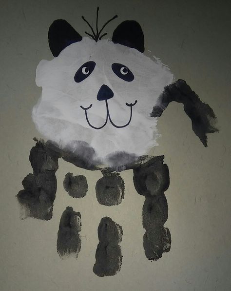 Panda Handprint Craft, Panda Crafts For Toddlers, Panda Activities Preschool, Panda Crafts Preschool, Finger Drawings, Panda Activities, Baby Art Crafts, Jungle Crafts, Zoo Crafts