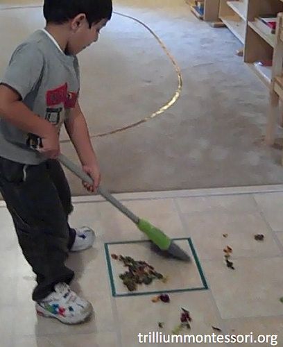 Sweeping Activity Montessory, how to teach to sweep! Montessori At Home, Starting A Daycare, Practical Life Activities, Montessori Lessons, Montessori Practical Life, Montessori Toddler Activities, Montessori Preschool, Montessori Ideas, Montessori Classroom