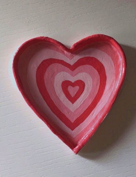 Heart Shaped Pottery Painting Ideas, Heart Bowl Pottery, Heart Shaped Ceramics, Pottery Painting Ideas Heart, Clay Crafts Heart, Pottery Painting Hearts, Clay Heart Ideas, Heart Shaped Painting, Heart Pottery Painting