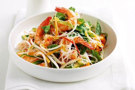 20 minutes is all it takes to create this delicious and tasty meal. Rice Noodle Salad Recipes, Vermicelli Salad, Cucumber Noodles, Rice Noodle Salad, Prawn Salad, Noodle Salad Recipes, Cibo Asiatico, Prawn Recipes, Vermicelli Noodles