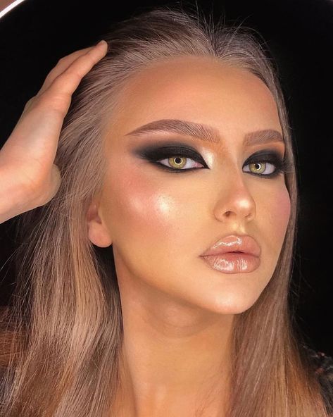 BeautyUnionPL | #makeup #nails on Instagram: “Amazing Smokeyeye makeup from Kaltrinë 🥰 great makeup artist from 🇽🇰 @kaltrinaneziri_mua ⭐⭐⭐⭐⭐ . Model Gorgeous @anilanezirii 😍😍😍 . Dubble…” Black Eyeshadow Looks, Pink Eyeshadow Look, Black Eye Makeup, Chic Makeup, Black Eyeshadow, Glam Makeup Look, Evening Makeup, Makeup Eye Looks, Glam Look