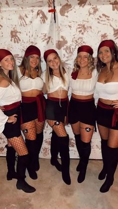 Easy College Halloween Costumes, Carnaval Costume, Celebrity Costumes, Best Friend Halloween Costumes, Pirate Halloween, Costumes For Teens, College Halloween, Halloween Costumes Friends, Couples Halloween