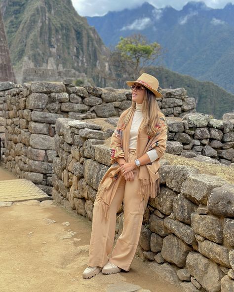 Das fotos que ainda não foram postadas de uma viagem que ficou marcada. Machu Picchu, que lugar incrível! #machupicchu #peru Cusco Peru Outfit, Cuzco Peru Outfit, Outfits Cusco Peru, Machu Picchu Outfit, Machu Pichu Peru, 7 Wonders, Inca Empire, Lovely Places, Cusco Peru