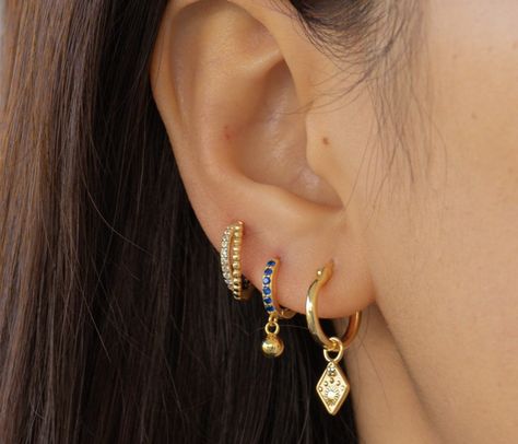 Earring Set Ideas Gold, Earring Sets For 3 Piercings, Earring Ideas For 3 Holes Gold, 3 Peircings Earring Gold, Earring Stack Inspiration, 2 Hole Earring Combos, Green And Gold Ear Piercings, Earring Inspo Ears Gold, Three Piercing Stack