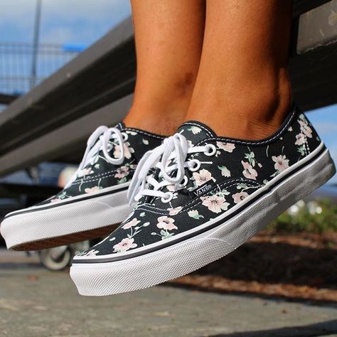 Vintage Floral Authentic Shoes Flowers, Vans Vintage, Floral Vans, Cute Vans, Tenis Vans, Cool Shoes, Authentic Vans, Shoes Vans, Shoes Vintage