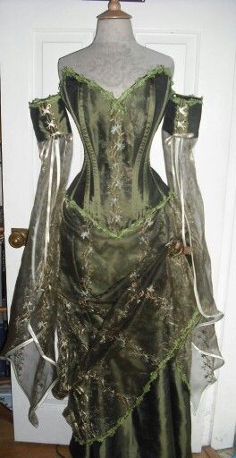 Som nederdel Night In The Bayou Prom Dress, Evil Fairy Outfit, Mossy Dress, Forest Dress Aesthetic, Forest Dress, Moss Dress, Goddess Outfit, Fairy Outfit, Fairy Dresses