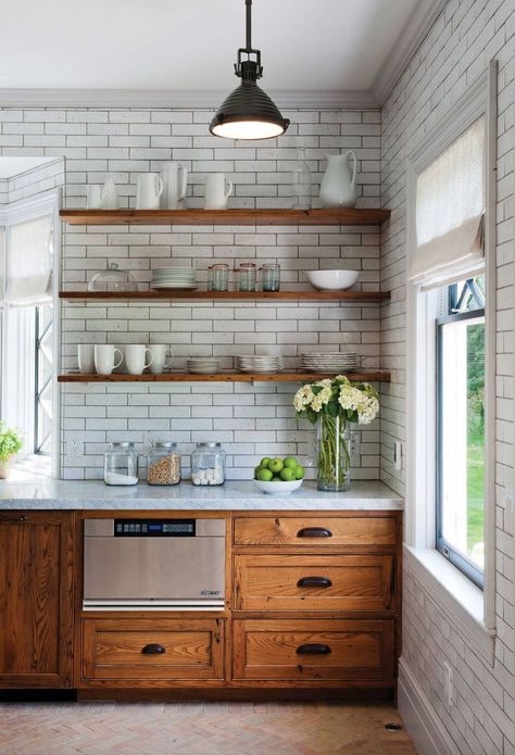 Bring a refreshing look to your kitchen with the super trendy white subway tile backsplash, creating a clean and attractive aesthetic to impress your guests. Dapur Rustic, Mom Kitchen, Kitchen New York, Oak Kitchen Cabinets, Kabinet Dapur, Green Circle, Interior Vintage, Honey Oak, Wood Kitchen Cabinets