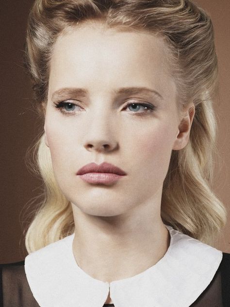 Joanna Kulig, polish theater and film actress Polish Women, Popular Music, Best Actress, Polish Girls, Dijon, Red Hair, Maine, Most Beautiful, Hollywood