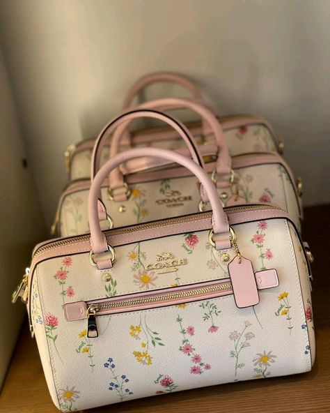 Purses And Handbags Aesthetic, Cute Coach Bags, Cute Bags And Purses, Aesthetic Purse, Tas Coach, Cute Luggage, Inside My Bag, Luxury Bags Collection, Cute Purse